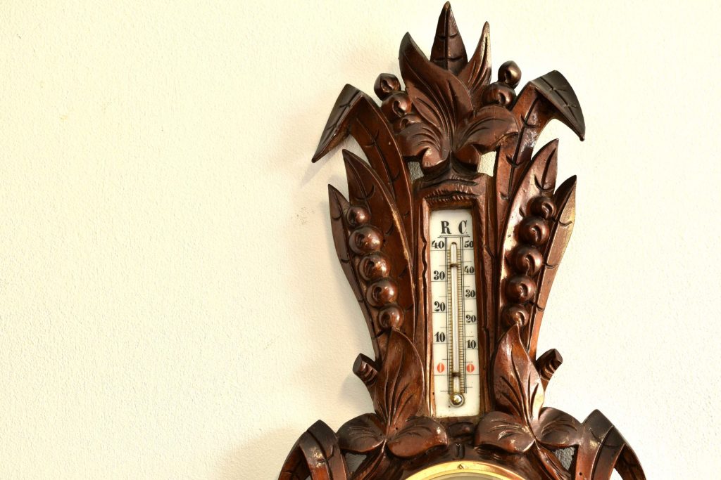 Barometru aneroid cu lemn sculptat Barometru aneroid cu lemn sculptat