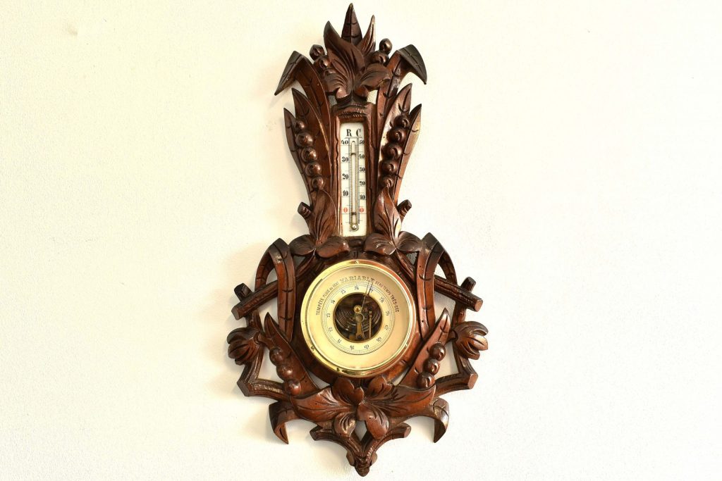 Barometru aneroid cu lemn sculptat Barometru aneroid cu lemn sculptat