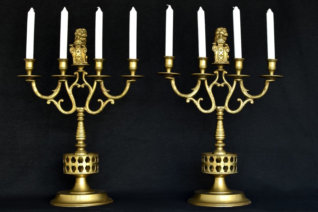 Sfesnice cu stema Amsterdamului Sfesnice cu stema Amsterdamului