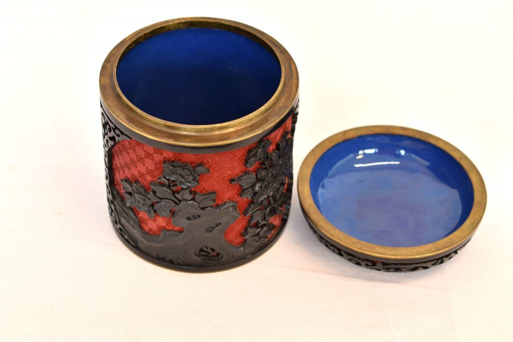 Cutie cu capac din cinabru