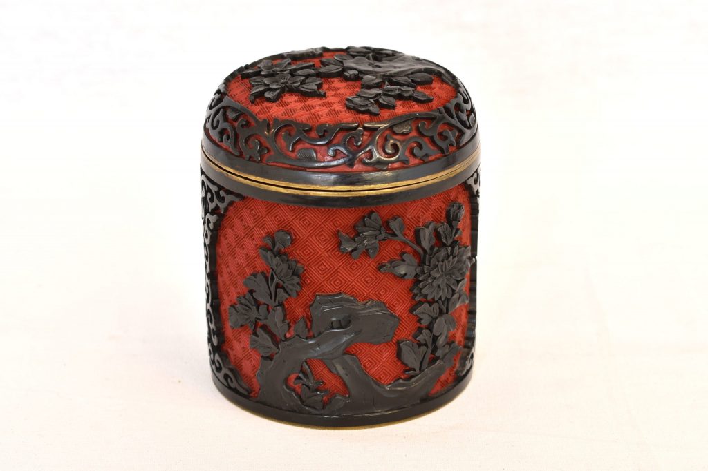 Cutie cu capac din cinabru Cutie cu capac din cinabru