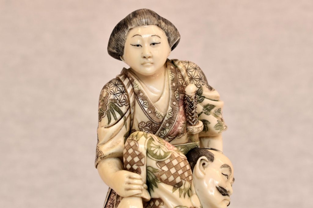 Statueta din fildes scena de lupta cu razboinica Itagaki