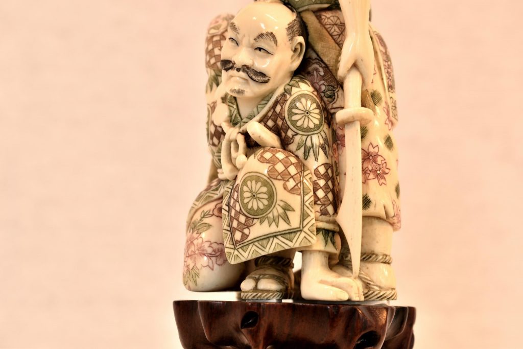 Statueta din fildes scena de lupta cu razboinica Itagaki