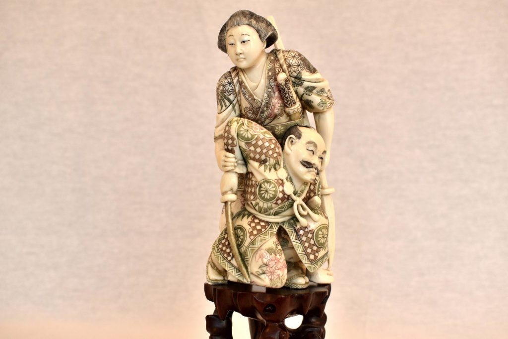 Statueta din fildes scena de lupta cu razboinica Itagaki Statueta din fildes scena de lupta cu razboinica Itagaki