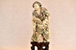 Statueta din fildes scena de lupta cu razboinica Itagaki