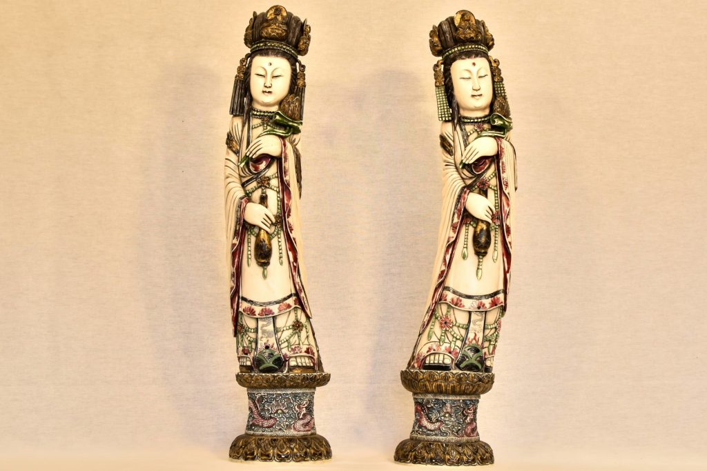 Pereche de statuete din fildes Pereche de statuete din fildes