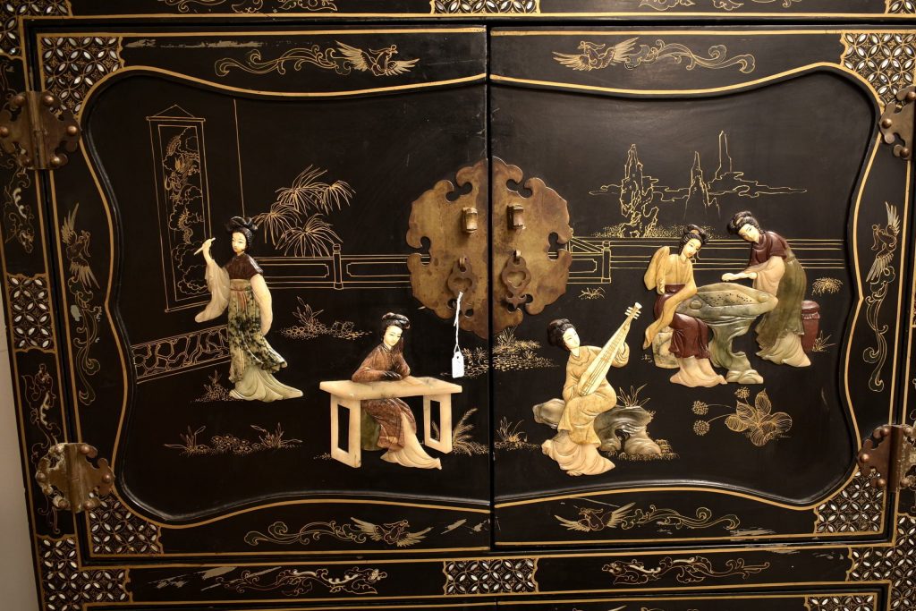 Comoda chinezeasca din lac