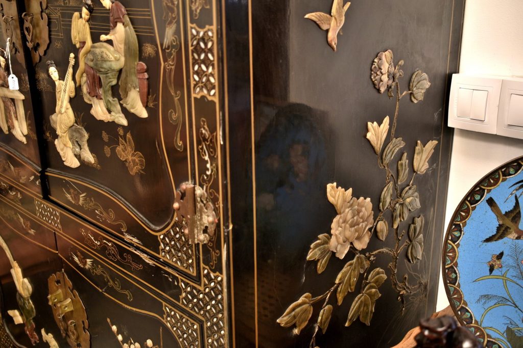 Comoda chinezeasca din lac