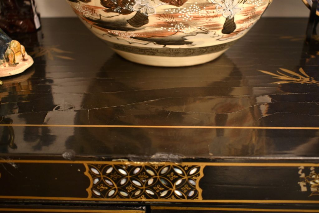 Comoda chinezeasca din lac