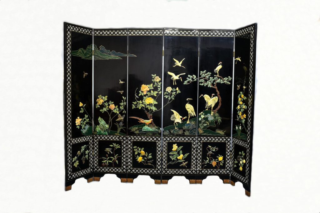 Paravan chinezesc cu pietre sculptate