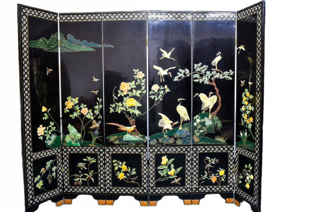 Paravan chinezesc cu pietre sculptate