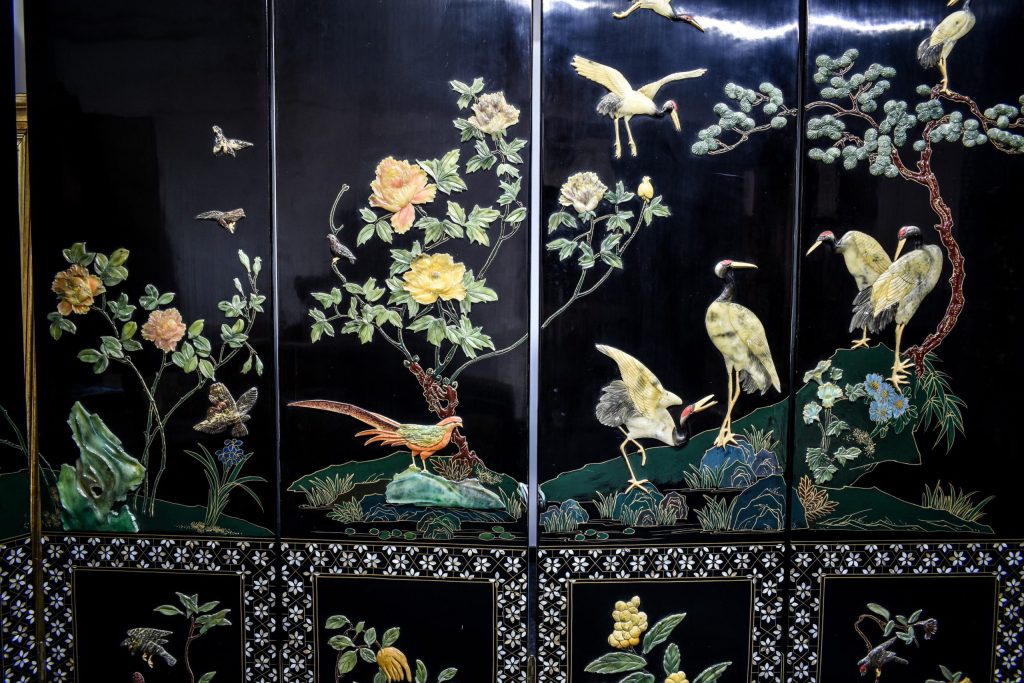 Paravan chinezesc cu pietre sculptate