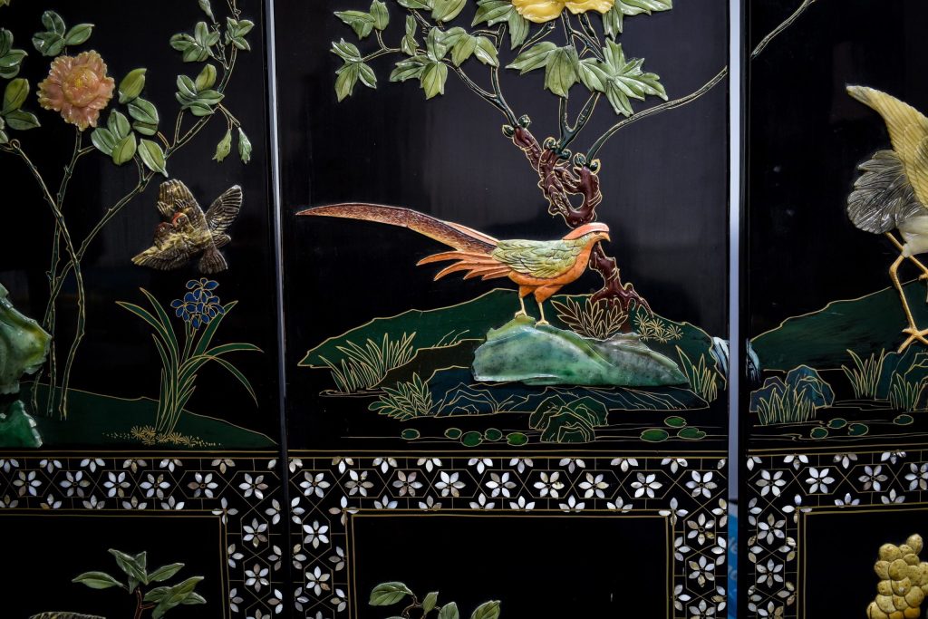 Paravan chinezesc cu pietre sculptate