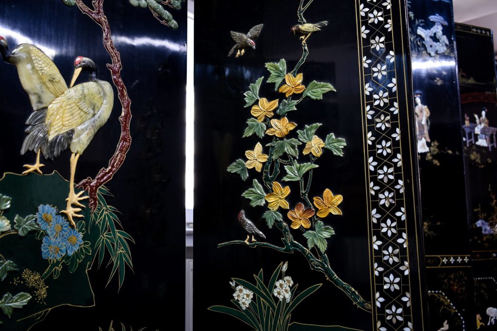 Paravan chinezesc cu pietre sculptate