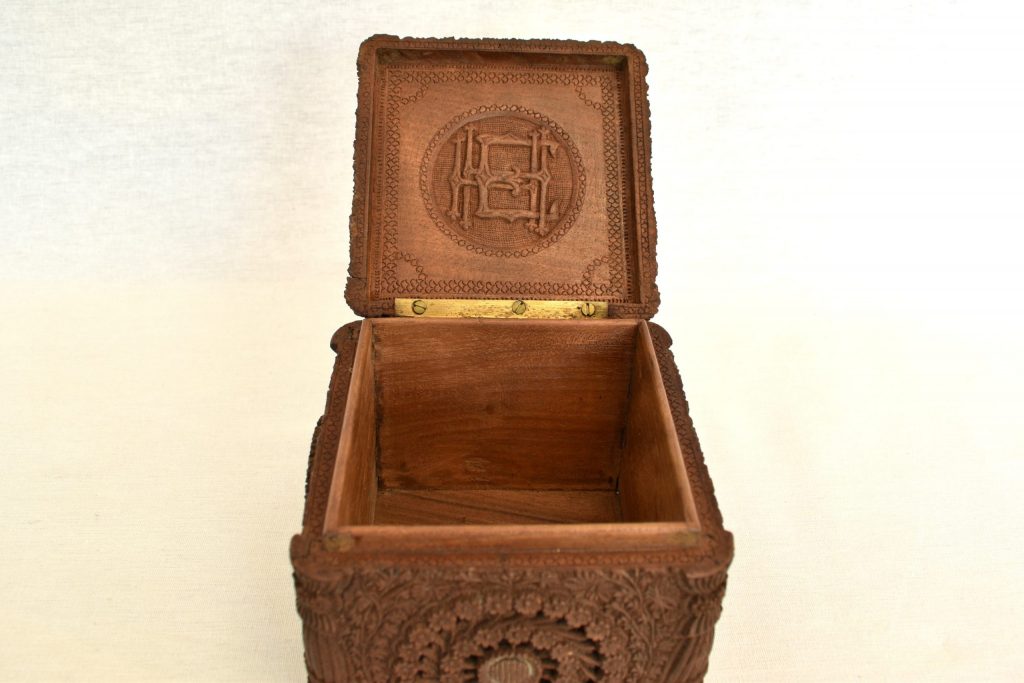 Cutie din lemn exotic