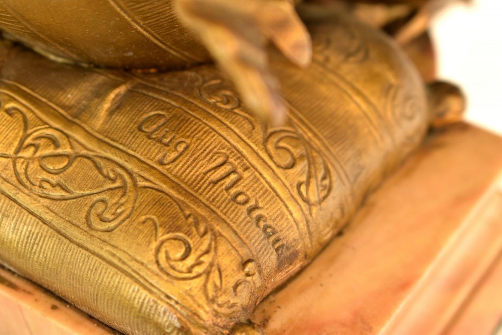 Statueta semnata de Auguste Moreau