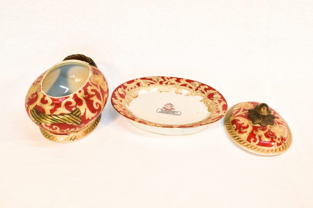 Vas cu capac si farfurie