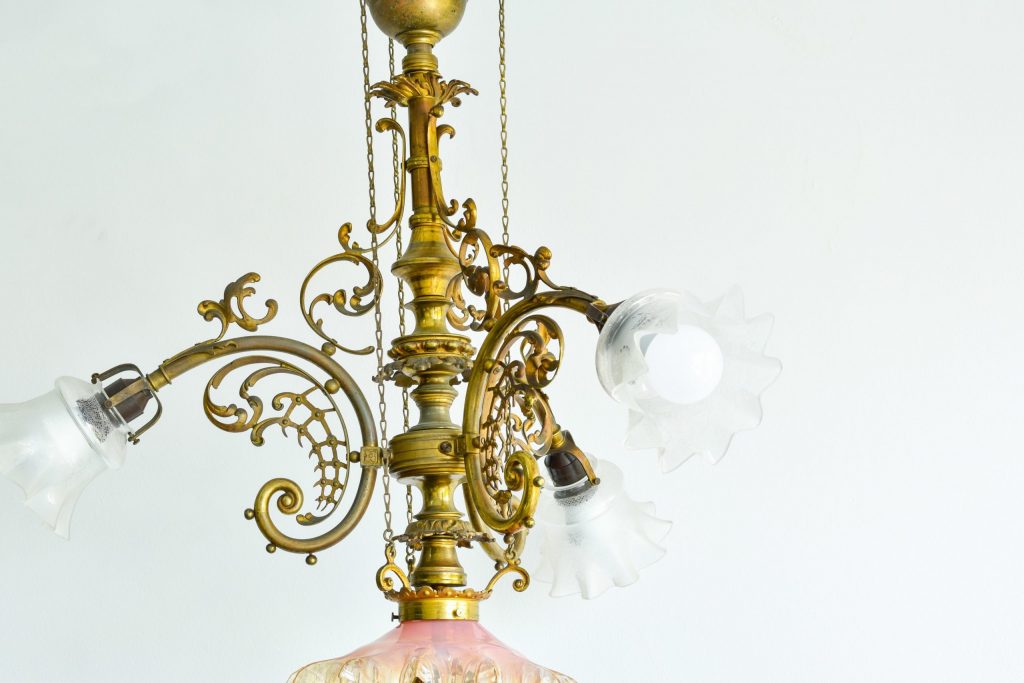 Lustra Art Nouveau cu scripeti Lustra Art Nouveau cu scripeti