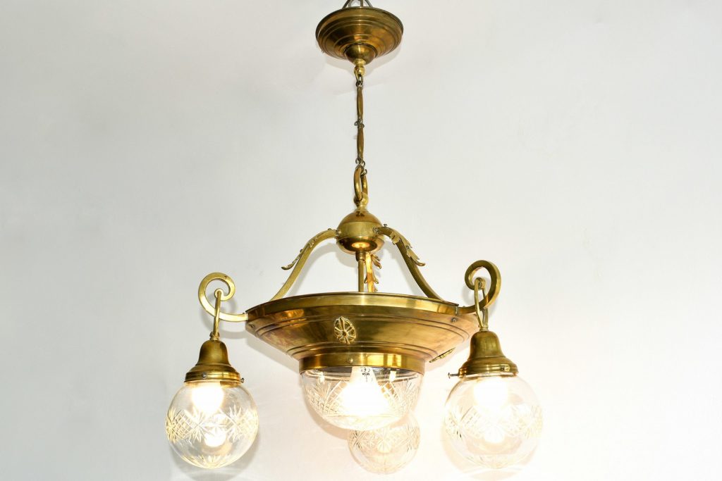 Lustra Art Nouveau cu 4 becuri Lustra Art Nouveau cu 4 becuri