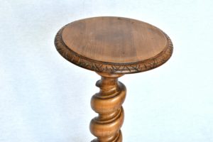 Piedestal sculptat din lemn de nuc