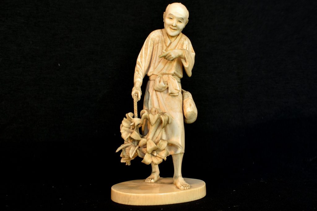 Statueta din fildes Vanzatorul de flori Statueta din fildes Vanzatorul de flori