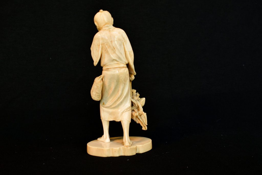 Statueta din fildes Vanzatorul de flori