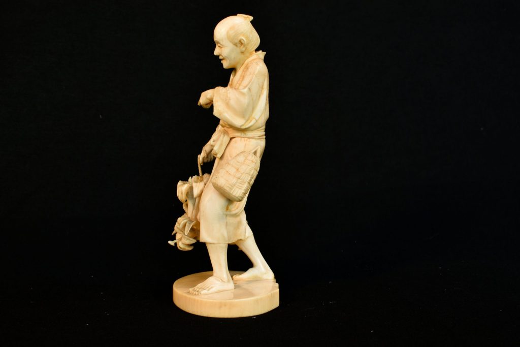 Statueta din fildes Vanzatorul de flori