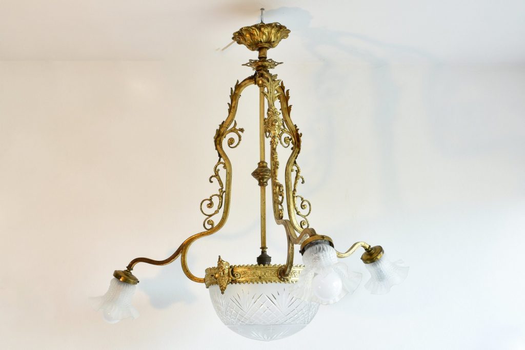 Lustra Rococo din bronz aurit Lustra Rococo din bronz aurit