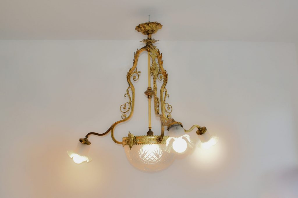 Lustra Rococo din bronz aurit Lustra Rococo din bronz aurit