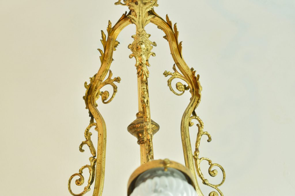 Lustra Rococo din bronz aurit Lustra Rococo din bronz aurit