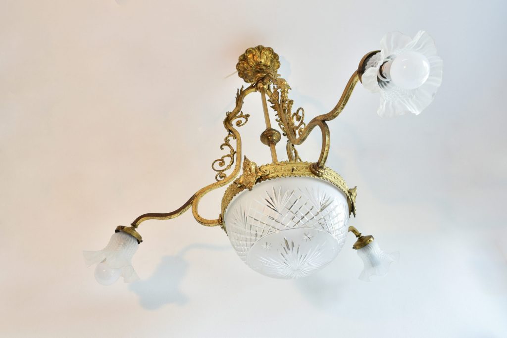 Lustra Rococo din bronz aurit Lustra Rococo din bronz aurit