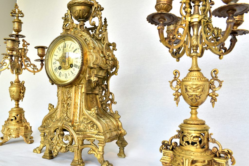 ceas din bronz cu sfesnice (3) Ceas din bronz cu sfesnice