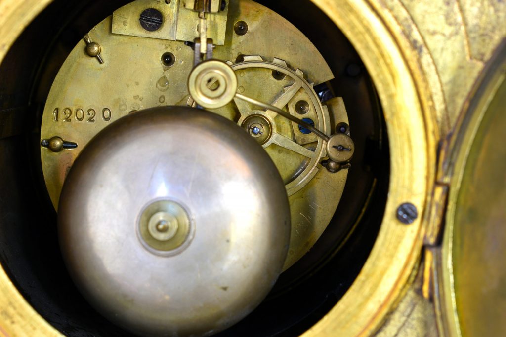 ceas din bronz cu sfesnice (5) Ceas din bronz cu sfesnice