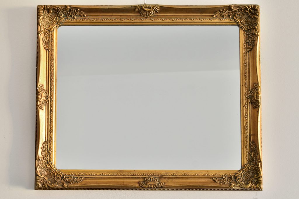 Oglinda cu rama de lemn si gips