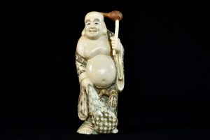 Statueta policroma , nemuritor japonez, din fildes