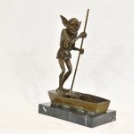 Sculptură din bronz Ferryman dupa David Goode