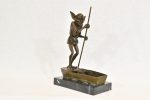 Sculptură din bronz Ferryman dupa David Goode
