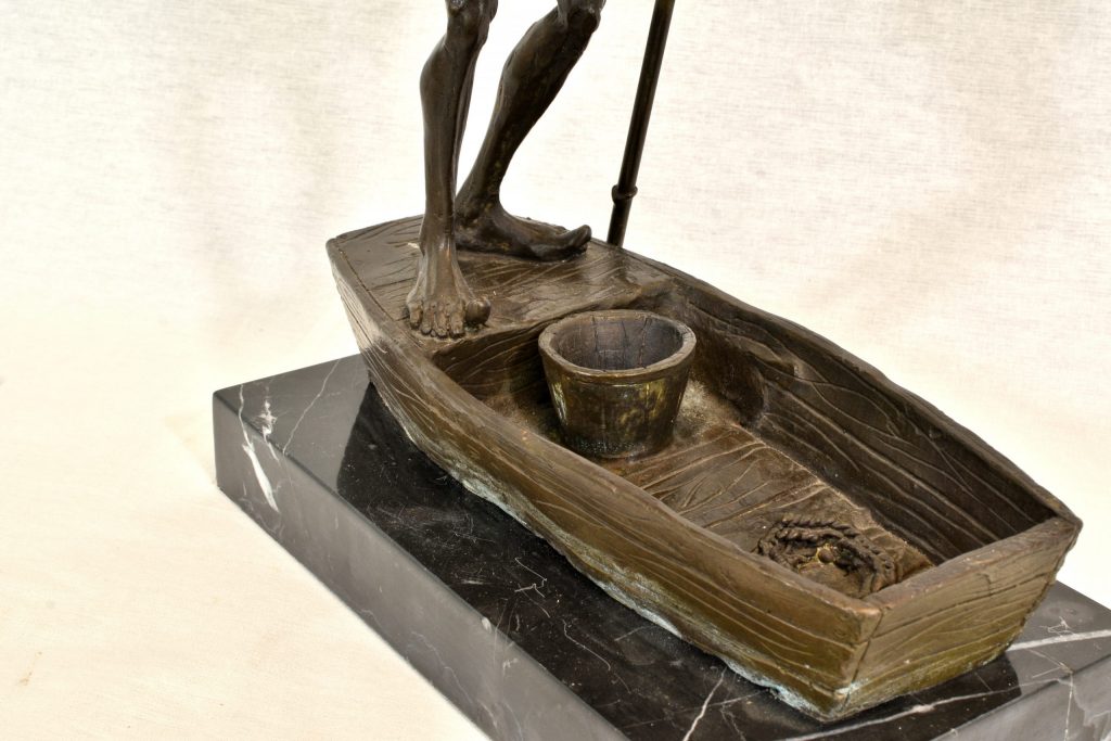 Sculptură din bronz Ferryman dupa David Goode