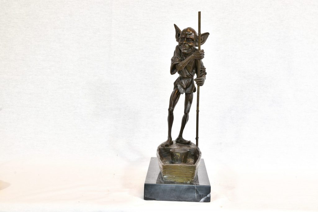 Sculptură din bronz Ferryman dupa David Goode