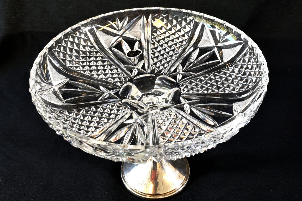 Fructiera din cristal cu picior de argint a Fructiera din cristal cu picior de argint