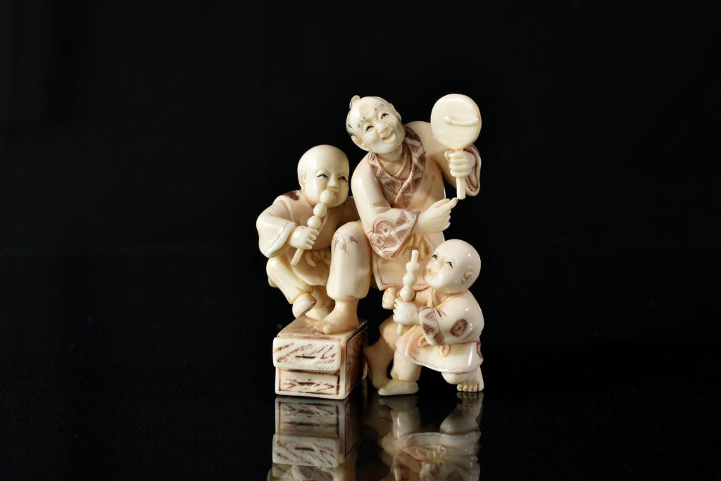 netsuke din fildes cu 2 copii