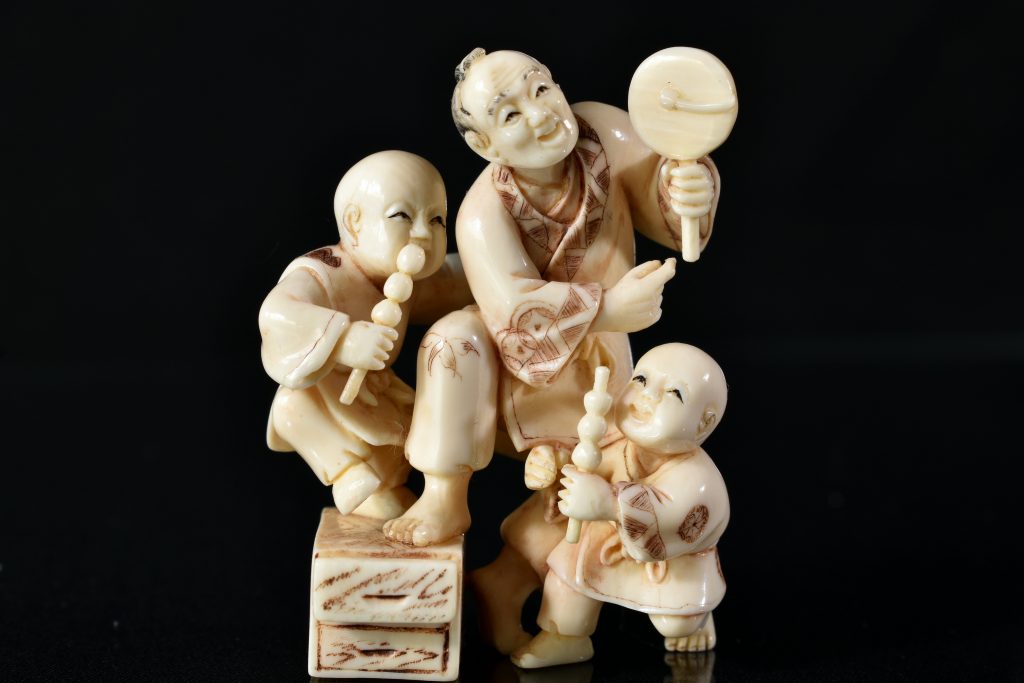 netsuke din fildes cu 2 copii