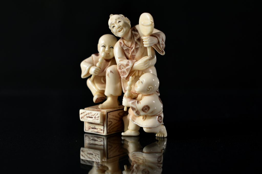 netsuke din fildes cu 2 copii