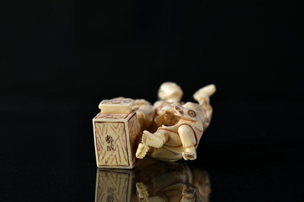 netsuke din fildes cu 2 copii