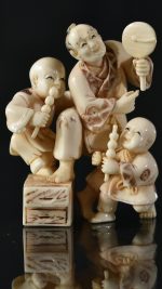 netsuke din fildes cu 2 copii