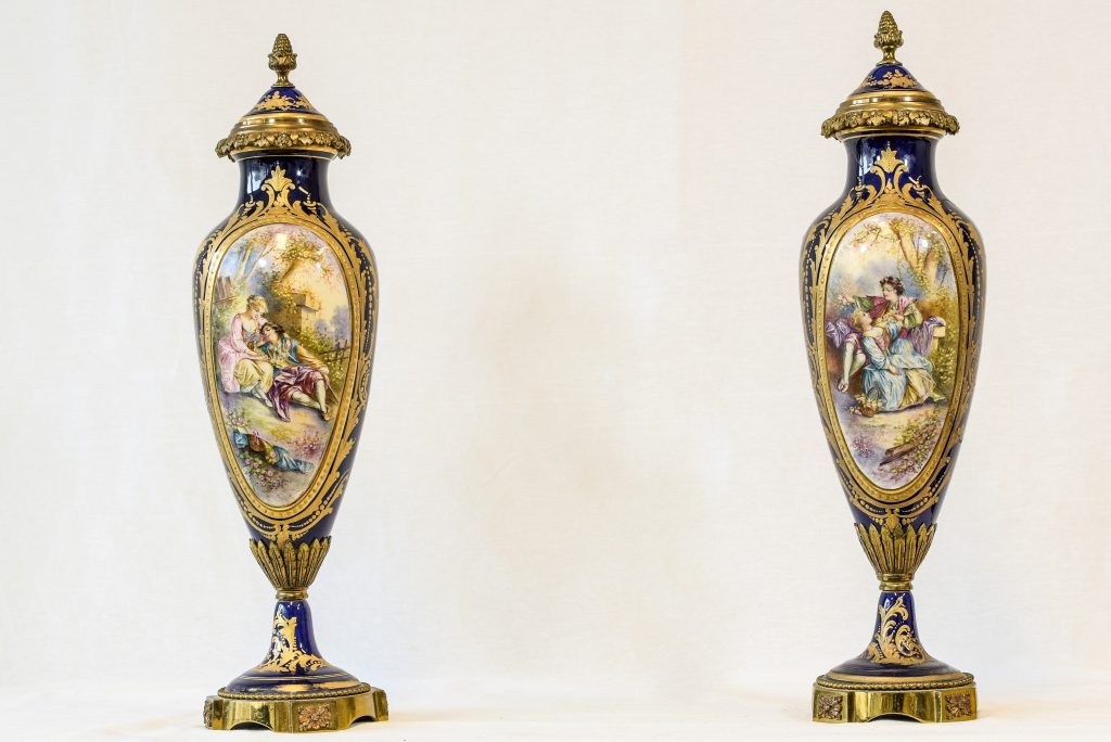 Amfora din portelan Sevres si bronz (1) Amfora din portelan Sevres si bronz