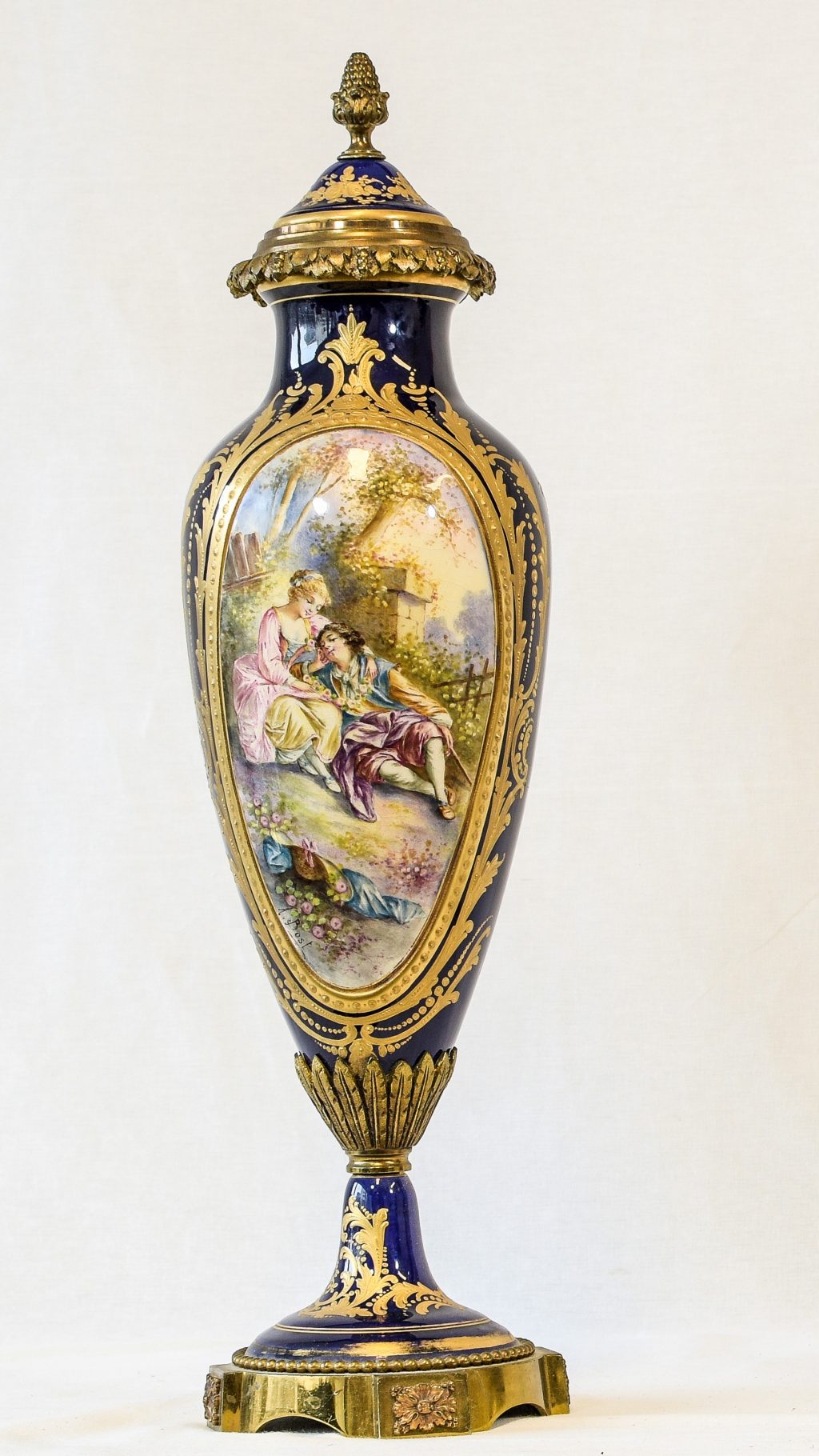 Amfora din portelan Sevres si bronz (2) Amfora din portelan Sevres si bronz
