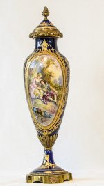 Amfora din portelan Sevres si bronz