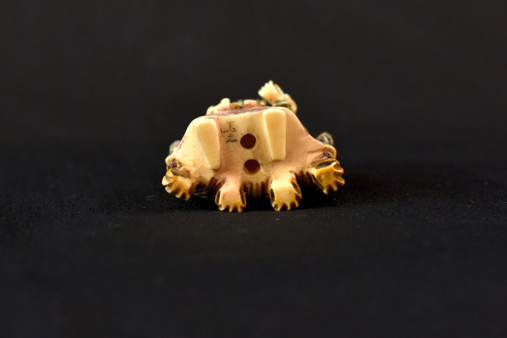 Netsuke policrom din fildes