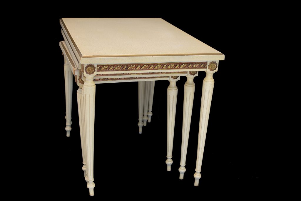 Set trei masute cu vopsea craquelle (10) Set trei masute cu vopsea craquelle